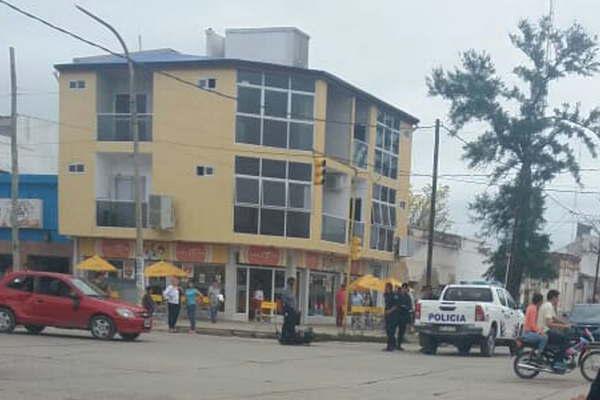 Tres heridos tras un violento choque entre automoacutevil y motocicleta