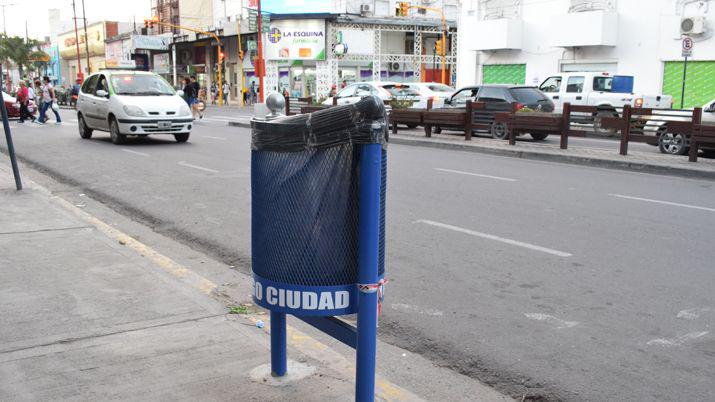 El municipio continuacutea con la instalacioacuten de cestos para residuos