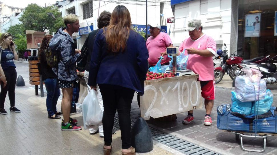 Bajoacute el precio de las frutillas y se venden 2 kilos por 100