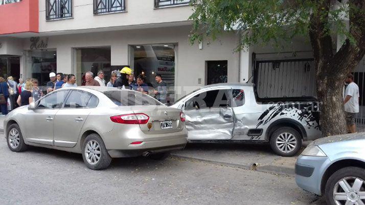 Un conductor resultoacute herido tras violento choque de dos camionetas