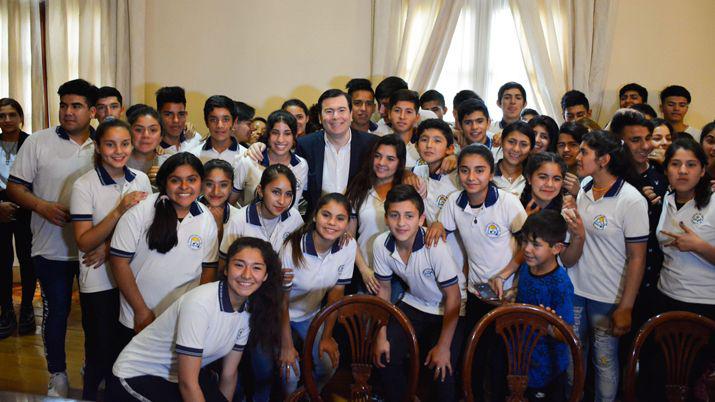 Alumnos del interior santiaguentildeo visitaron al gobernador