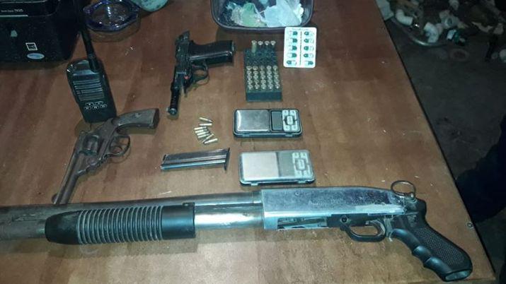 La policiacutea secuestroacute armas de fuego en el barrio 8 de Abril