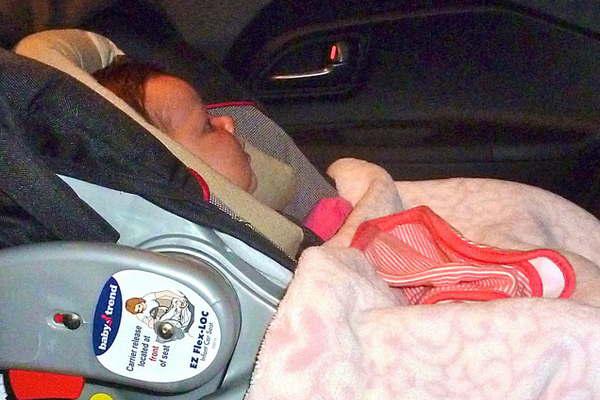 Recomiendan no llevar a bebeacutes en  su sillita del auto  maacutes de una hora 