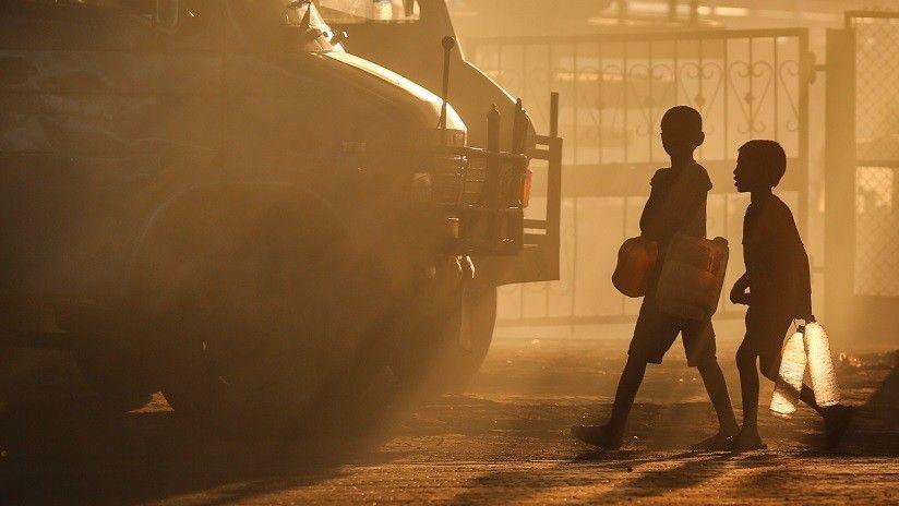 Un auto pasa por encima de un nintildeo pero este se levanta y se va corriendo como si nada