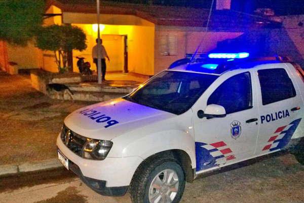 Otra vez una mujer recibioacute un salvaje palazo en la cabeza