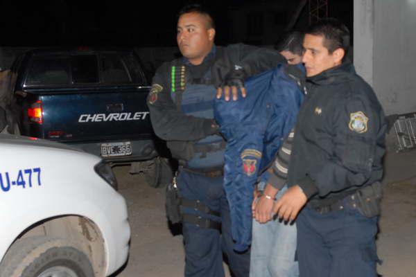 Ebrio atacoacute a golpes  de puntildeo a su ex pareja  y a su hijo adolescente