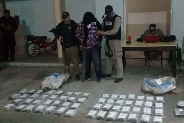Cae un cordobeacutes en Ojo  de Agua con 75 kg de droga valuada en  15000000