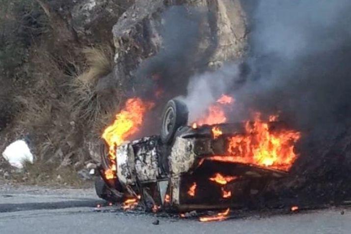 El automovil se incendió en forma completa Foto gentileza El Ancasti