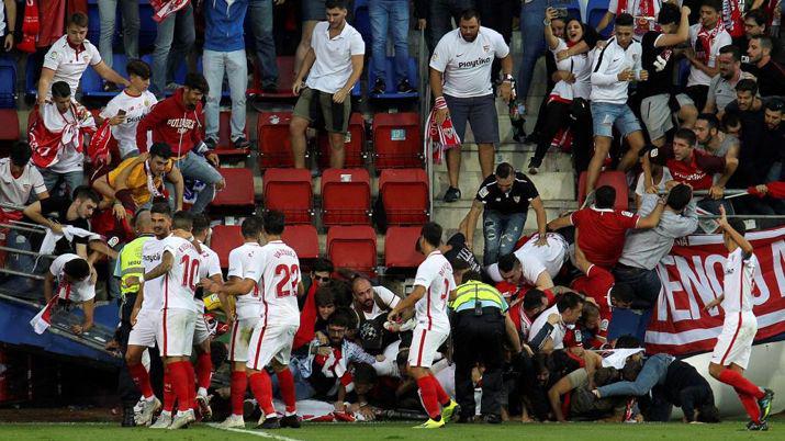 Se cayoacute una tribuna durante el partido entre Eibar y Sevilla