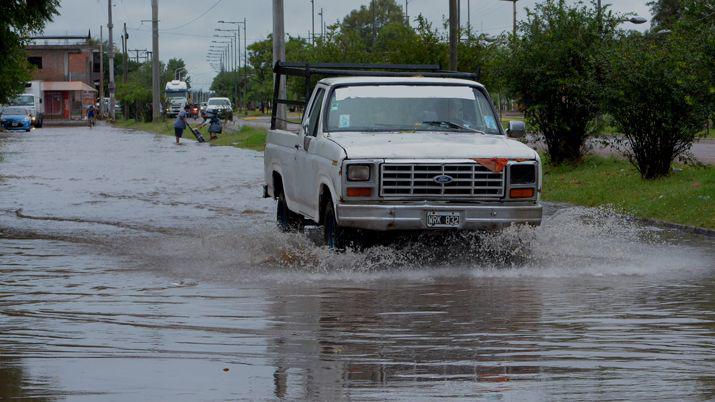 Zonas del interior santiaguentildeo en alerta por tormentas y raacutefagas