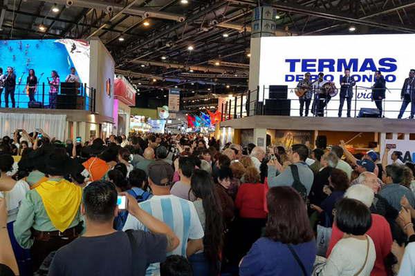 Santiago es pueblo que canta cautivoacute a la Feria de Turismo 2018