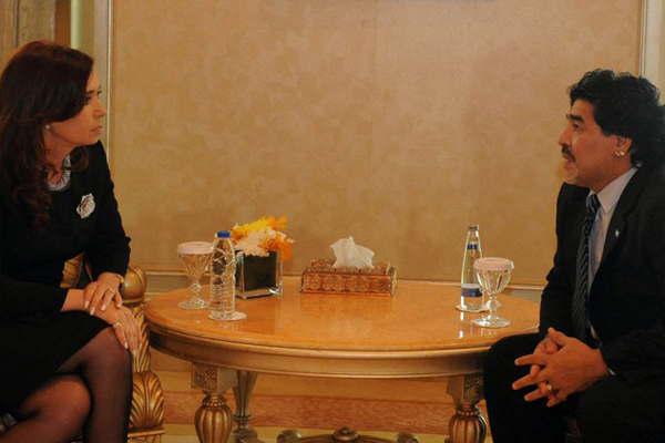 Diego Maradona aseguroacute que iriacutea a una foacutermula con Cristina Kirchner