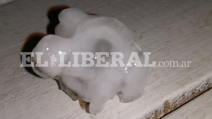 Video Fuerte tormenta con caiacuteda de granizo en Colonia Dora