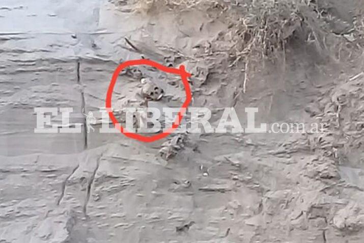 El cr�neo apareció incrustado en una de las barrancas del río Dulce en la zona de Plato Pakisca