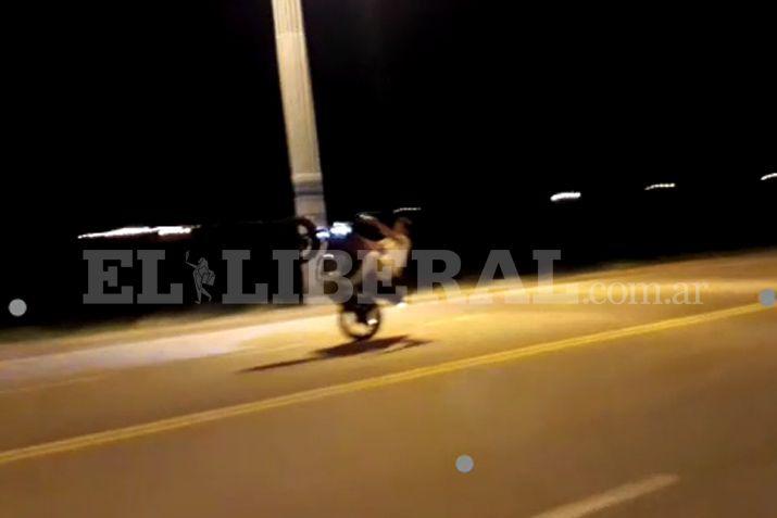 Los jóvenes no miden consecuencias al momento de hacer peligrosas picadas en la ruta principal de Sumampa