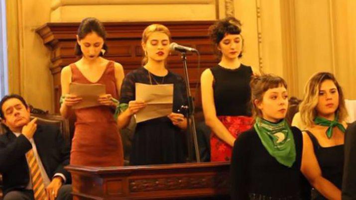 Video En plena entrega de diplomas alumnas denunciaron acosos y abuso