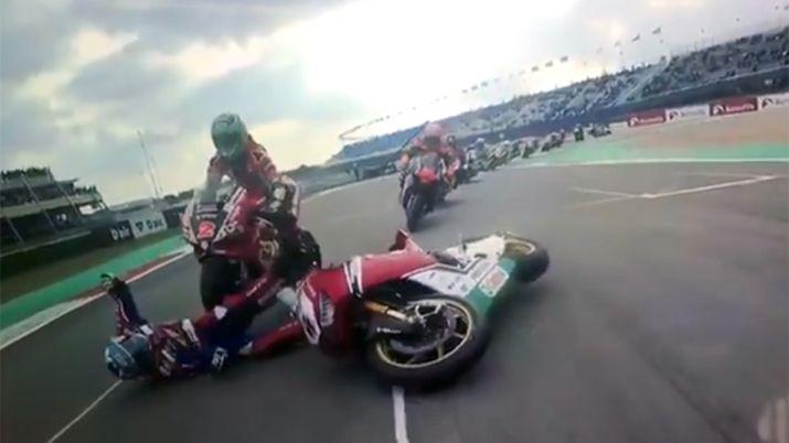 VIDEO Se cayoacute de la moto y un rival le pasoacute por encima