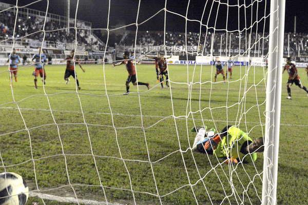 Video  Central Coacuterdoba rescatoacute un punto sobre el final ante Brown de Adrogueacute