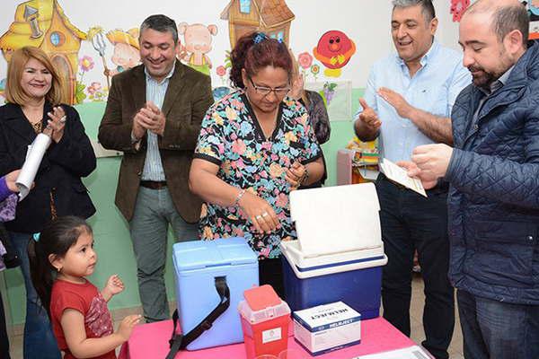 El intendente Mirolo lanzoacute la campantildea de vacunacioacuten municipal contra el sarampioacuten rubeacuteola y paperas