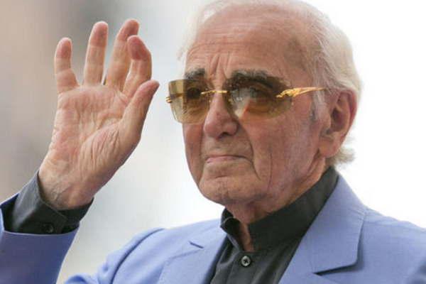 Aznavour deja hueacuterfana a la cancioacuten francesa 