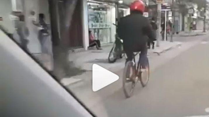 Furor en las redes por un ingenioso ciclista de La Banda