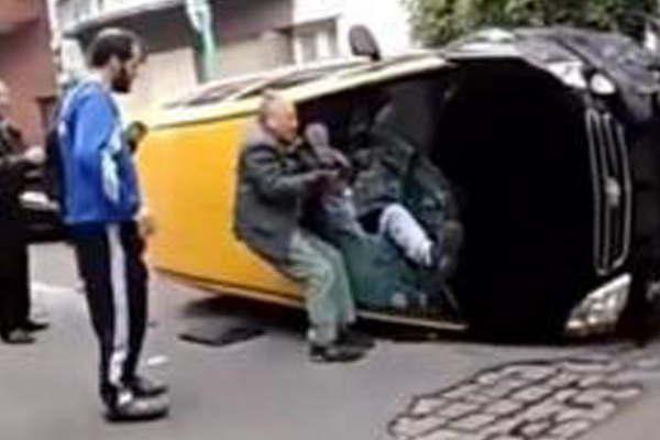 Roboacute un taxi volcoacute y lo sacaron por el parabrisas para golpearlo