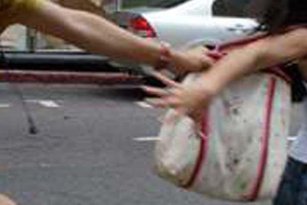 Le robaron el celular y reconocioacute al delincuente en la calle