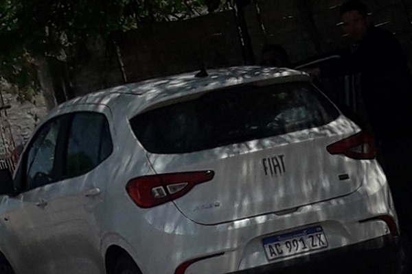 Buscan a los miembros de una banda que asaltan armados y vestidos de policiacuteas