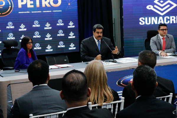 Maduro presentoacute el petro como la nueva moneda de Venezuela 