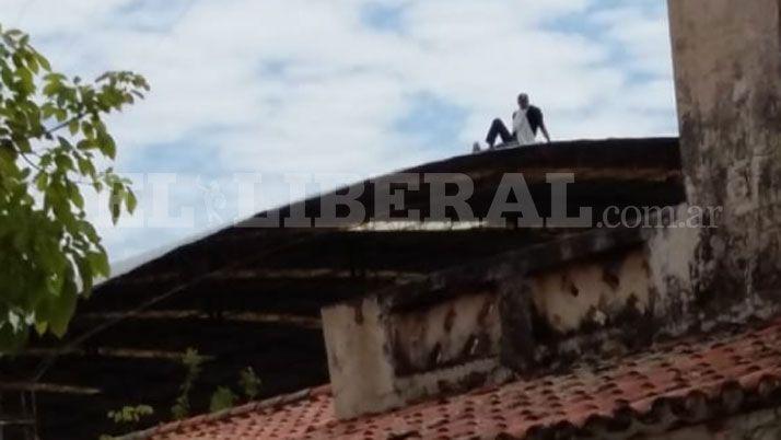 Video  Tensioacuten- un preso se escapoacute subioacute al techo e intentoacute suicidarse