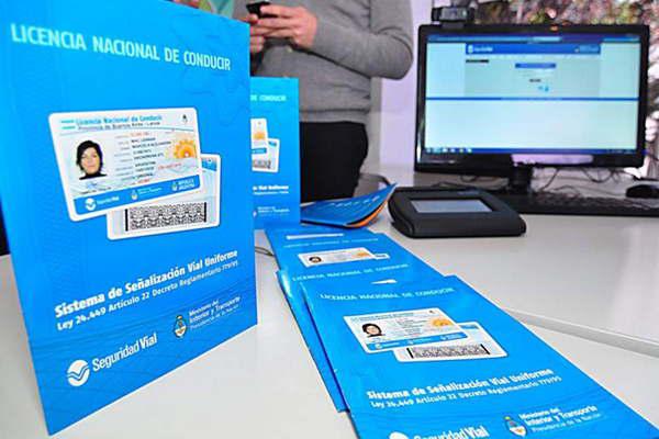 Destacan emisioacuten de licencias de conducir bandentildeas