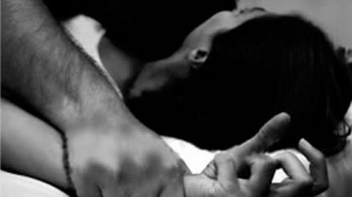 Un pastor evangeacutelico fue aprehendido y acusado de vejar a su hijastra de 10 antildeos