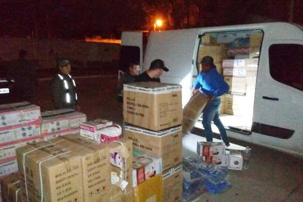 Secuestran cargamento de mercaderiacutea ilegal valuado en 500000