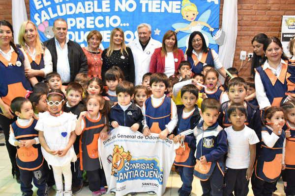 Lanzan la campantildea Sonrisas Santiaguentildeas en los jardines