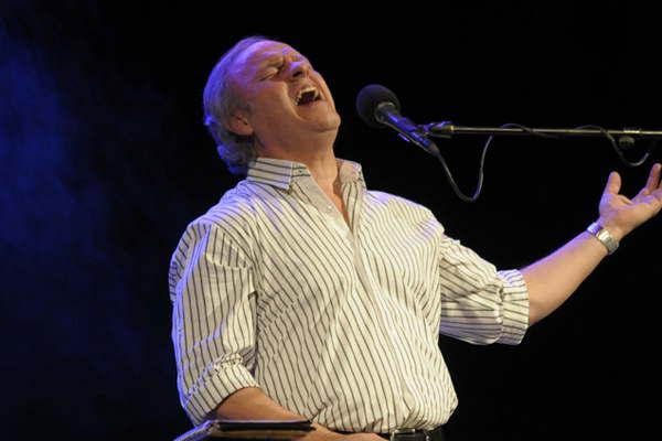 El 4 de noviembre Ceacutesar Banana Pueyrredoacuten traeraacute  sus baladas al Saloacuten de los Espejos del teatro 25 de Mayo 