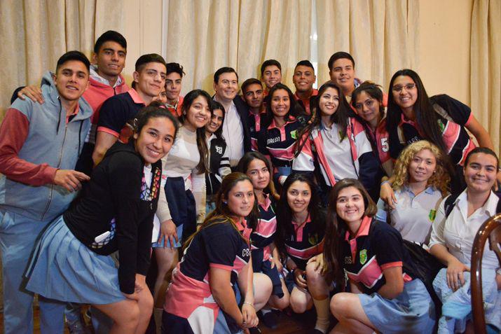 El primer mandatario con los estudiantes que lo visitaron este jueves