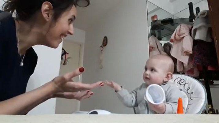 La charla entre mamaacute y beba que derrite a todos en las redes