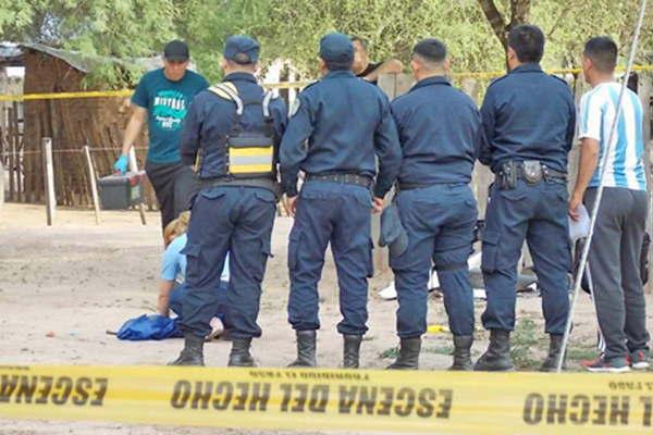 Perro paseaba por el patio de la casa con cabeza de un bebeacute