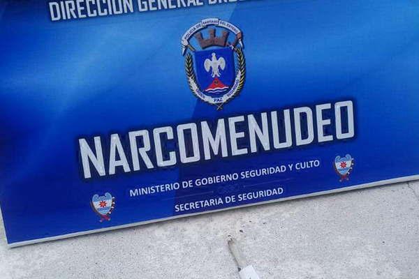Dos sujetos fueron atrapados por la policiacutea mientras fumaban marihuana en la calle