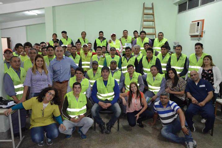 El personal de Salud realizar un estudio para analizar la presencia de larvas del mosquito transmisor del dengue