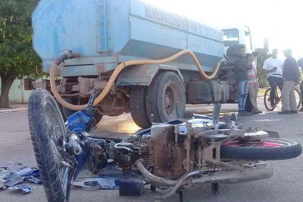Dos heridos graves al chocar motocicleta con camioacuten municipal en Pampa de los Guanacos