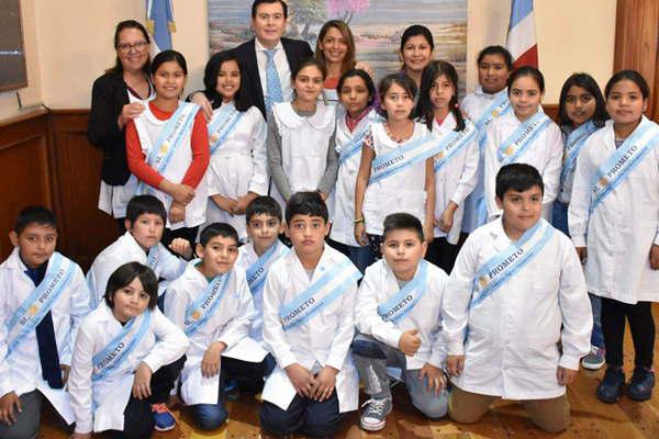El Dr Gerardo Zamora recibioacute a alumnos de la localidad de Lavalle