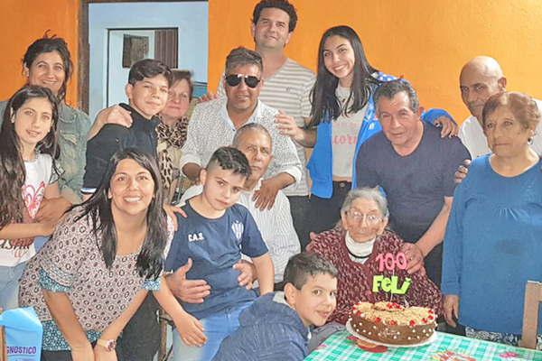 Hijos nietos y bisnietos celebran hoy los 100 antildeos de dontildea Mary