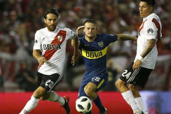 El ambiente futbolero de Santiago espera una final entre River y Boca 