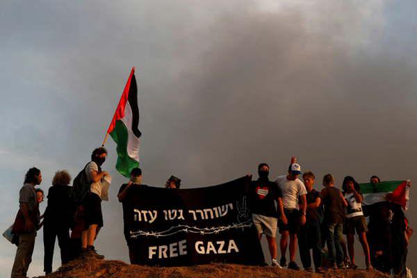 Tres palestinos mueren por disparos israeliacutees en Gaza