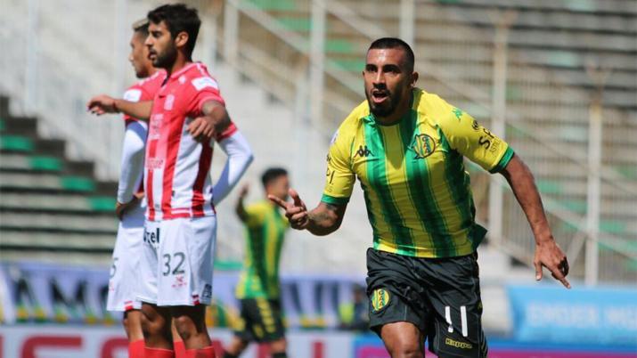 Cristian Chvez a los 29 minutos del primer tiempo marcó la apertura para El Tiburón