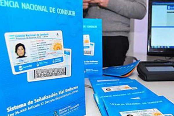 Miles de bandentildeos ya tienen las licencias uacutenicas de conducir 
