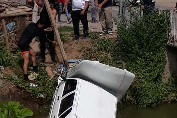 Perdioacute el control de su auto y terminoacute dentro del canal 