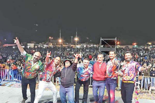 A puro carnaval y folclore Los Juriacutees vivioacute el 10deg Festival del Suri