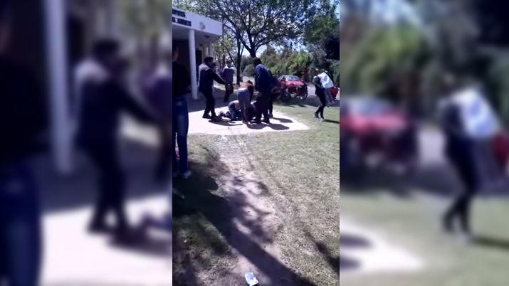 VIDEO  Dos madres se agarraron a trompadas frente a sus hijos